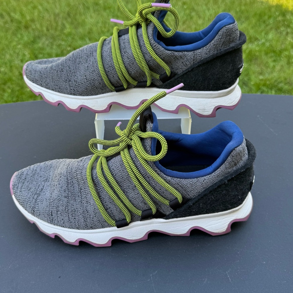 Sorel Kinetic Lace Women’s Sneakers Size 9.5 Gray Pink Green Athletic Shoes